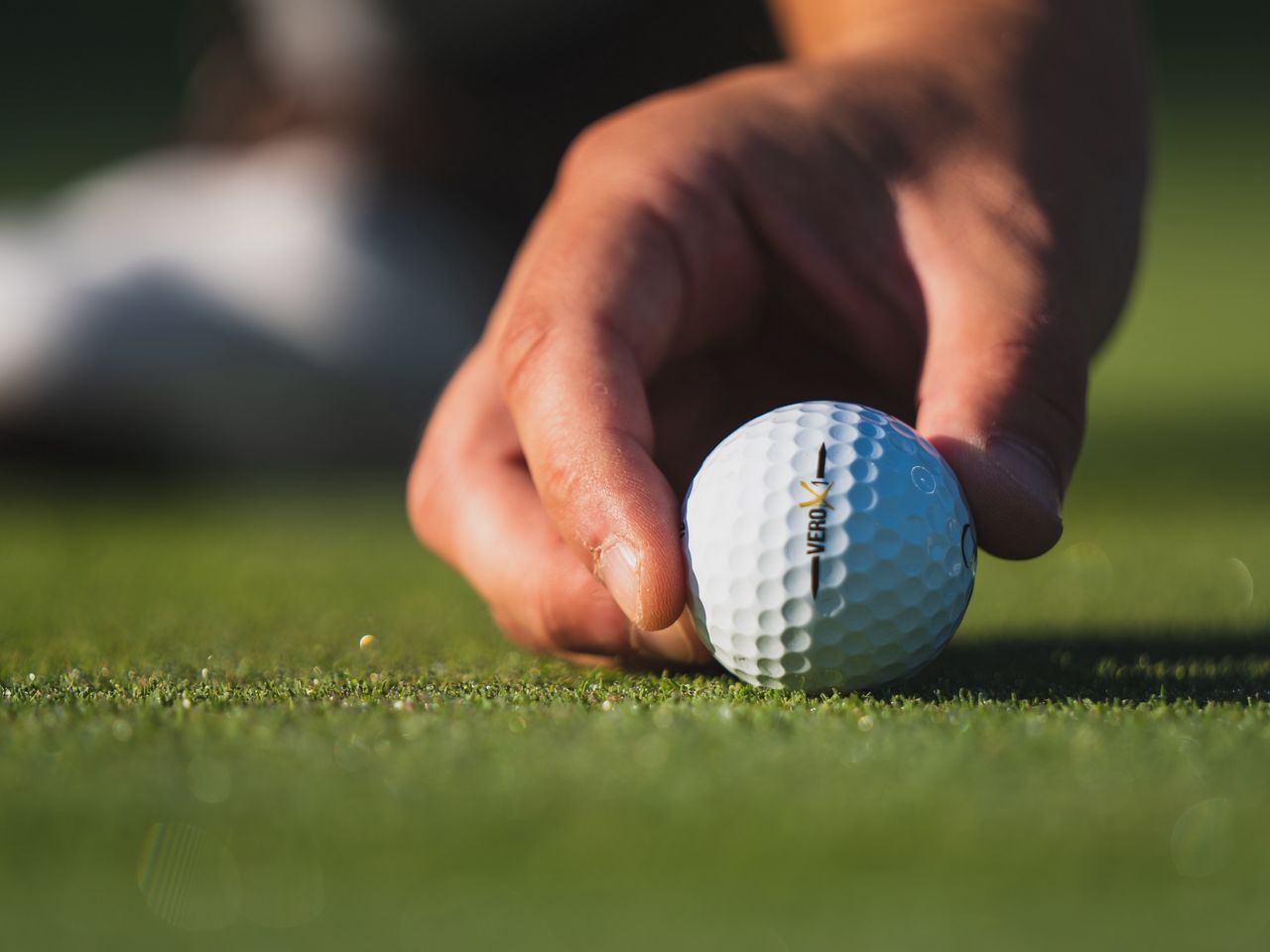 1280x960 Wallpaper golf, ball, hand, fingers, grass, sport