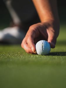Preview wallpaper golf, ball, hand, fingers, grass, sport