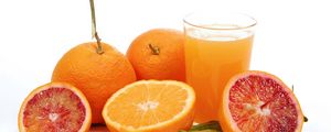 Preview wallpaper grapefruit, orange, juice, glass, white background