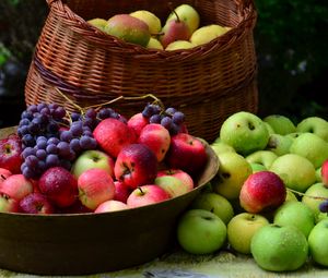 Preview wallpaper grapes, apples, basket, many