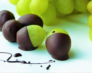 Preview wallpaper grapes, chocolate, desserts, frosting