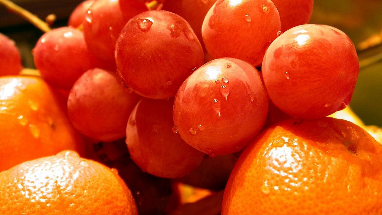 Wallpaper grapes, oranges, fruit