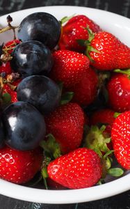 Preview wallpaper grapes, strawberries, berries, plate