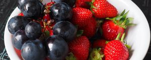 Preview wallpaper grapes, strawberries, berries, plate