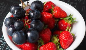 Preview wallpaper grapes, strawberries, berries, plate