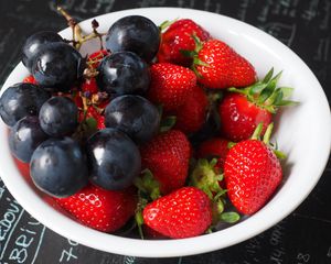 Preview wallpaper grapes, strawberries, berries, plate