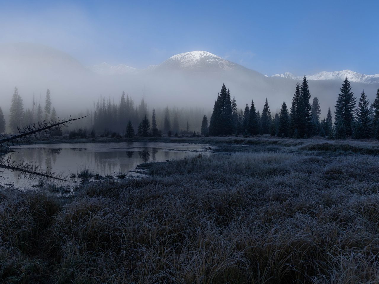 1280x960 Wallpaper grass, lake, trees, forest, fog, mountains, landscape, dark