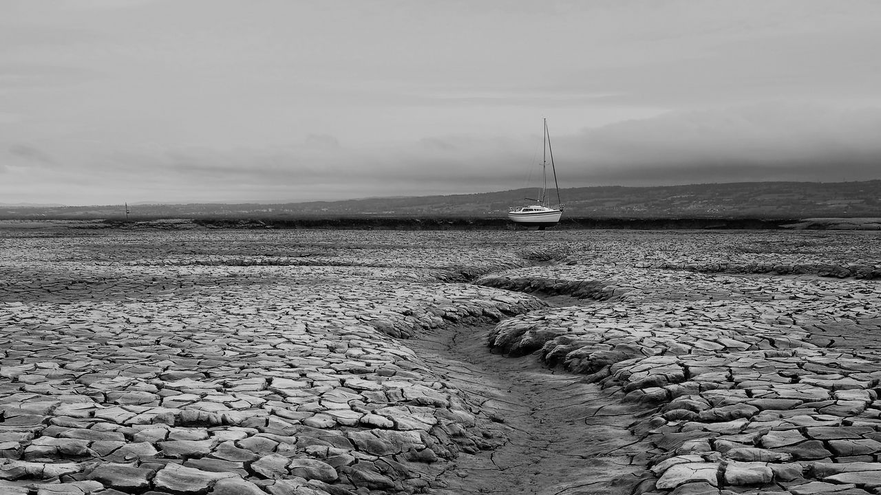 Wallpaper ground, cranny, boat, bw