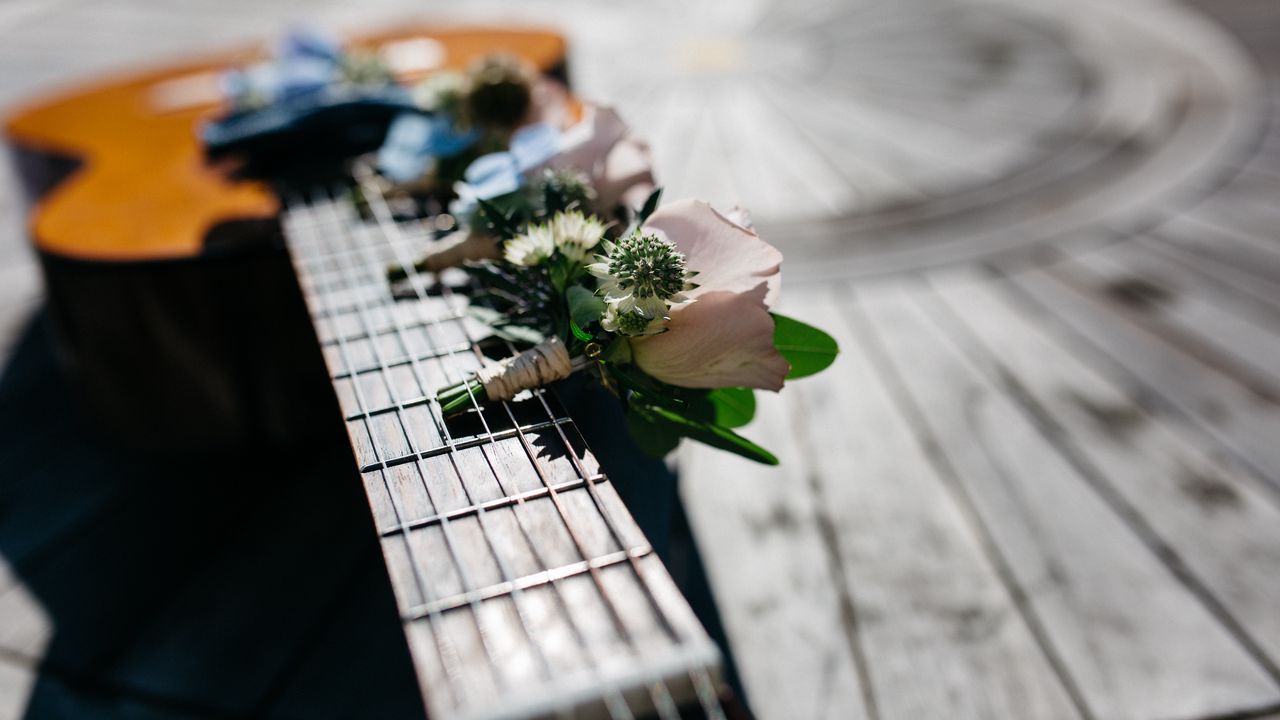 Wallpaper guitar, bouquet, flowers