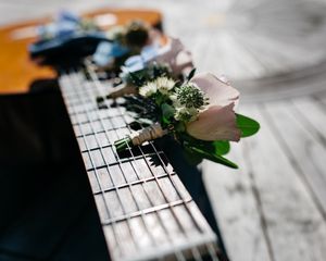 Preview wallpaper guitar, bouquet, flowers