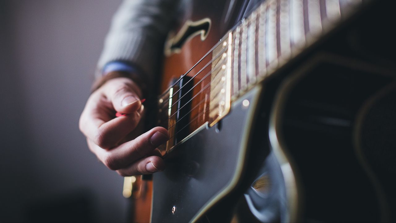 Wallpaper guitar, hand, mediator guitare