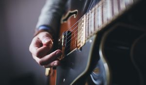 Preview wallpaper guitar, hand, mediator guitare