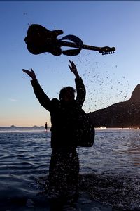 Preview wallpaper guitar, spray, silhouette, sea, musical instrument, musician