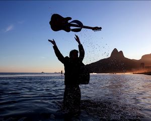 Preview wallpaper guitar, spray, silhouette, sea, musical instrument, musician