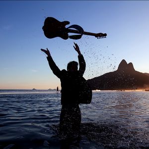 Preview wallpaper guitar, spray, silhouette, sea, musical instrument, musician