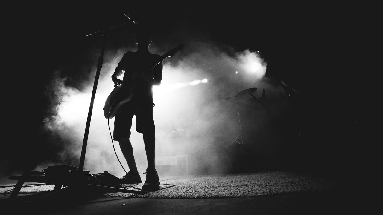 Wallpaper guitarist, musician, concert, microphone, performance, smoke, black and white