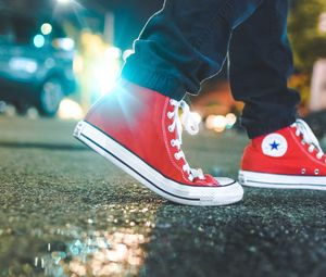 Preview wallpaper gumshoes, legs, asphalt, glare, red