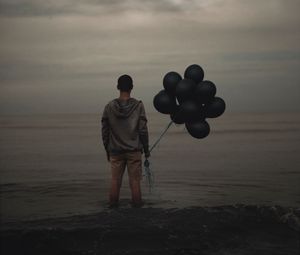 Preview wallpaper guy, balloons, sea, loneliness