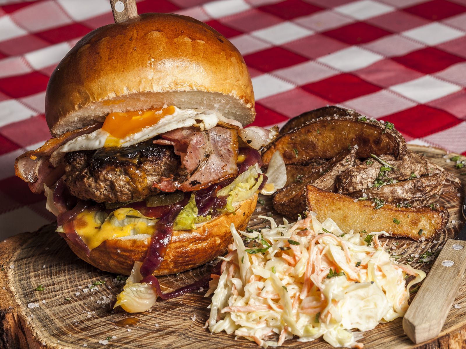 1600x1200 Wallpaper hamburger, burger, meat, vegetables