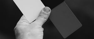 Preview wallpaper hand, cards, bw