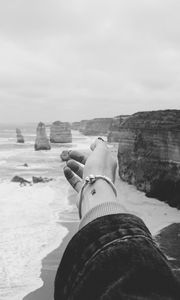 Preview wallpaper hand, coast, bw, cliffs, sea