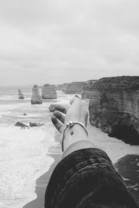 Preview wallpaper hand, coast, bw, cliffs, sea