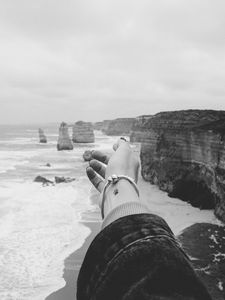 Preview wallpaper hand, coast, bw, cliffs, sea