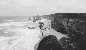 Preview wallpaper hand, coast, bw, cliffs, sea