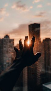Preview wallpaper hand, fingers, rays, sun, city