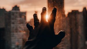 Preview wallpaper hand, fingers, rays, sun, city
