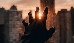 Preview wallpaper hand, fingers, rays, sun, city