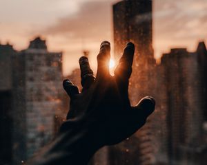 Preview wallpaper hand, fingers, rays, sun, city