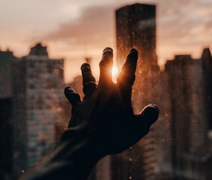 Preview wallpaper hand, fingers, rays, sun, city