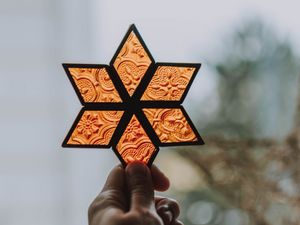 Preview wallpaper hand, fingers, star, decoration, glass