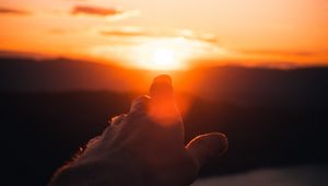 Preview wallpaper hand, fingers, sunset, light, glare