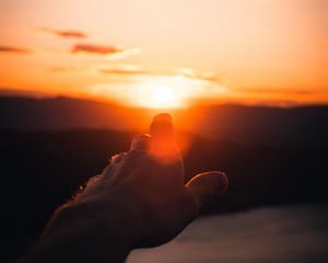 Preview wallpaper hand, fingers, sunset, light, glare