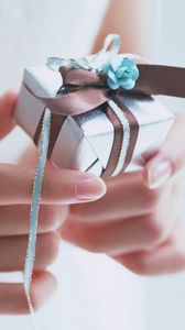 Preview wallpaper hand, gift, box, ribbon