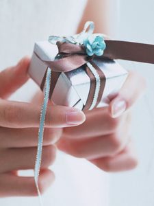 Preview wallpaper hand, gift, box, ribbon