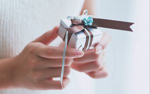 Preview wallpaper hand, gift, box, ribbon