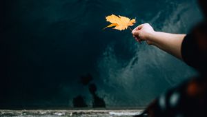 Preview wallpaper hand, leaf, dry, autumn