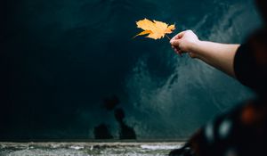Preview wallpaper hand, leaf, dry, autumn