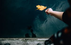 Preview wallpaper hand, leaf, dry, autumn