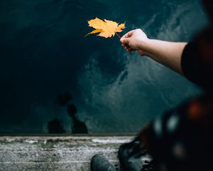 Preview wallpaper hand, leaf, dry, autumn