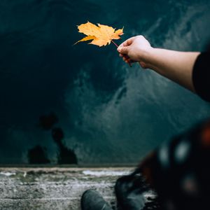 Preview wallpaper hand, leaf, dry, autumn