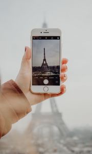 Preview wallpaper hand, phone, paris, tower