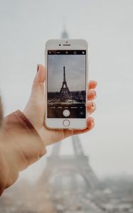 Preview wallpaper hand, phone, paris, tower