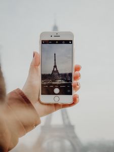 Preview wallpaper hand, phone, paris, tower