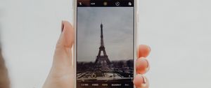 Preview wallpaper hand, phone, paris, tower