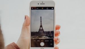 Preview wallpaper hand, phone, paris, tower