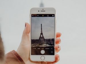 Preview wallpaper hand, phone, paris, tower